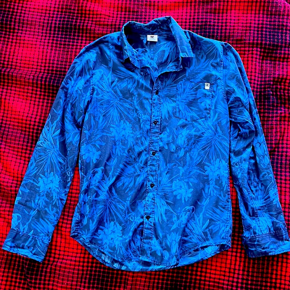 DC mens M dress shirt, long sleeve, blue floral